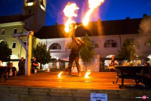 Demonstrație de jonglerii cu foc | Zilele Sfântului Ladislău Demonstrație de jonglerii cu foc | Zilele Sfântului Ladislău